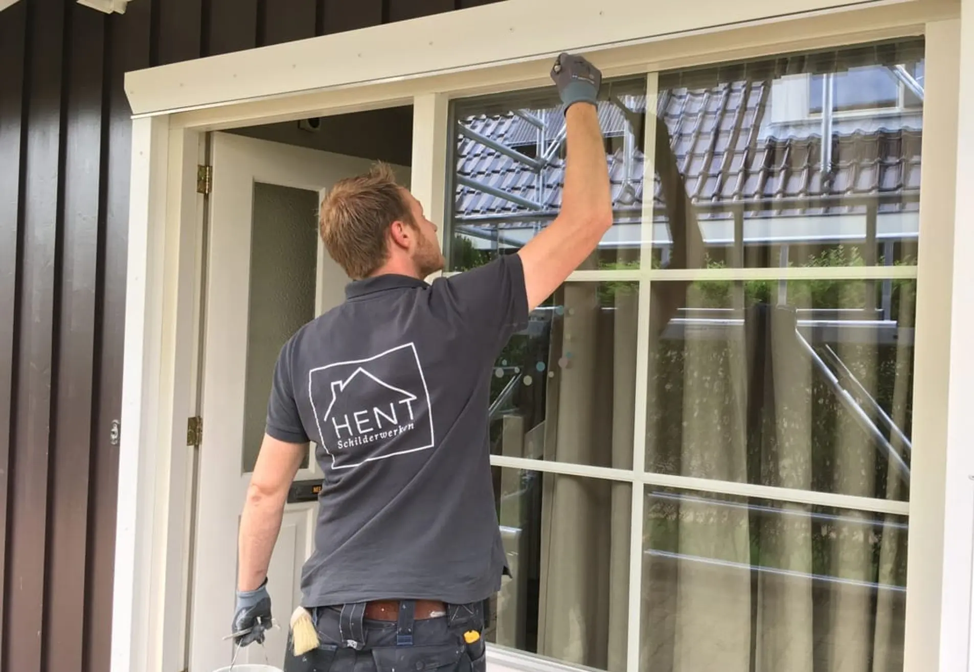 Schilderen van de kozijnen